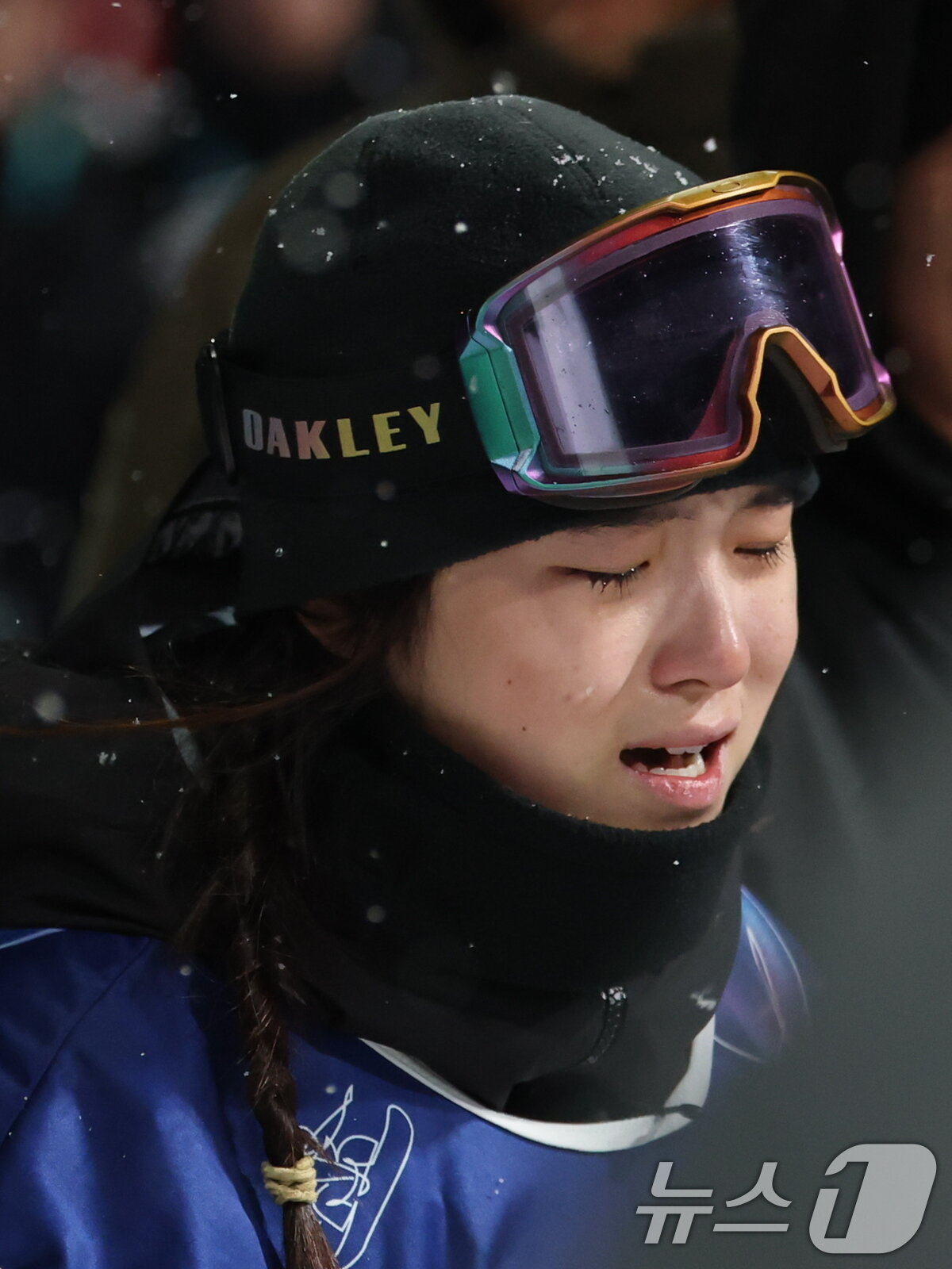 본문 이미지 - 12일(현지시간) 이탈리아 리비뇨 스노파크에서 열린 2026 밀라노·코르티나담페초 동계올림픽 스노보드 여자 하프파이프 결선에서 90.25점을 받아 금메달을 획득한 스노보드 최가온이 눈물을 흘리고 있다. 2026.2.13 ⓒ 뉴스1 김진환 기자