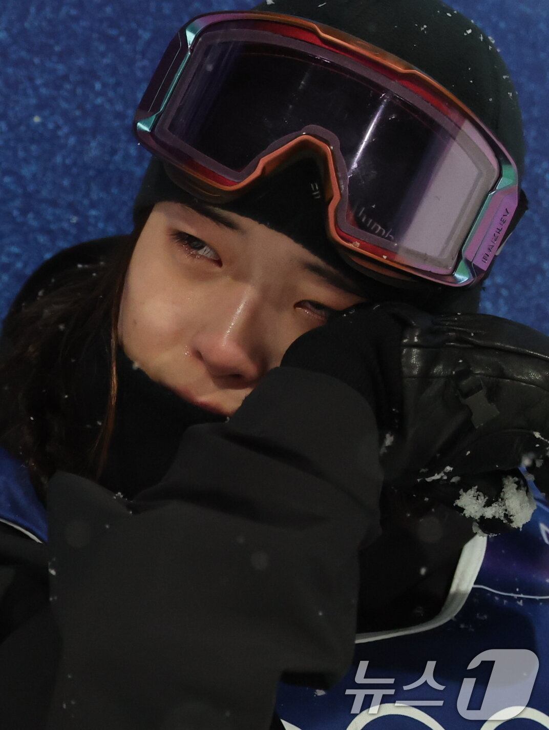 본문 이미지 - 12일(현지시간) 이탈리아 리비뇨 스노파크에서 열린 2026 밀라노·코르티나담페초 동계올림픽 스노보드 여자 하프파이프 결선에서 90.25점을 받아 금메달을 획득한 스노보드 최가온이 눈물을 흘리고 있다. 2026.2.13 ⓒ 뉴스1 김진환 기자