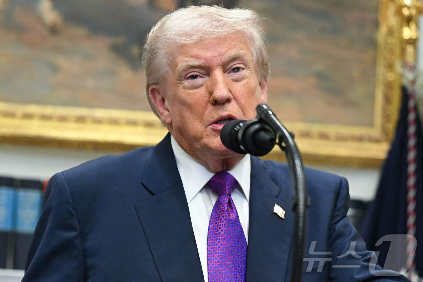 (워싱턴DC AFP=뉴스1) 류정민 특파원 = 도널드 트럼프 미국 대통령이 12일(현지시간) 워싱턴DC 백악관 루즈벨트룸에서 온실가스의 위해성 결정을 폐기한다는 발표를 하고 있다. …