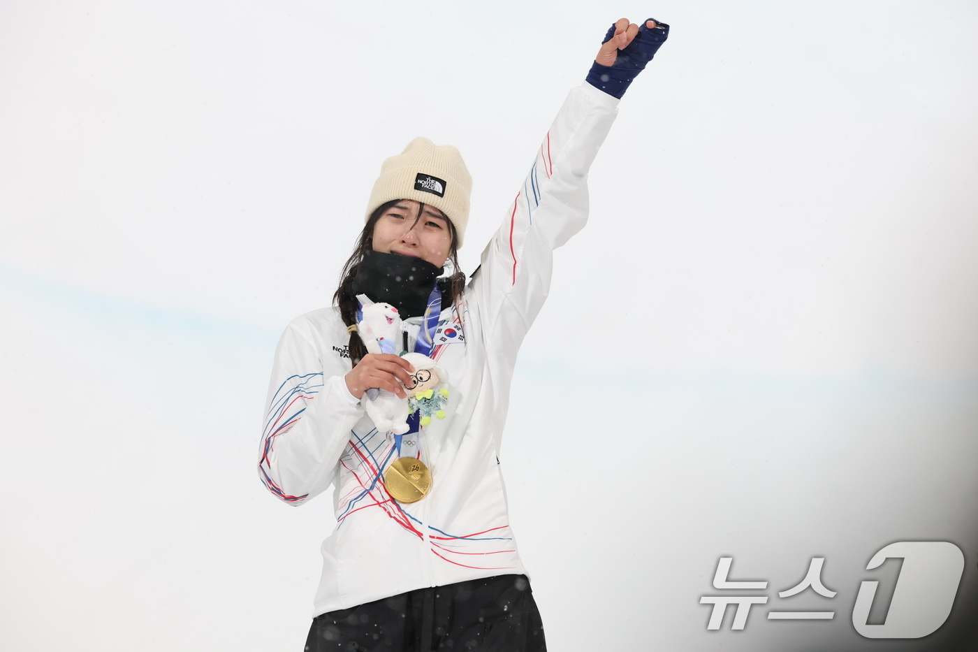 (리비뇨=뉴스1) 김진환 기자 = 스노보드 최가온이 12일(현지시간) 이탈리아 리비뇨 스노파크에서 열린 2026 밀라노·코르티나담페초 동계올림픽 스노보드 여자 하프파이프 시상식에서 …