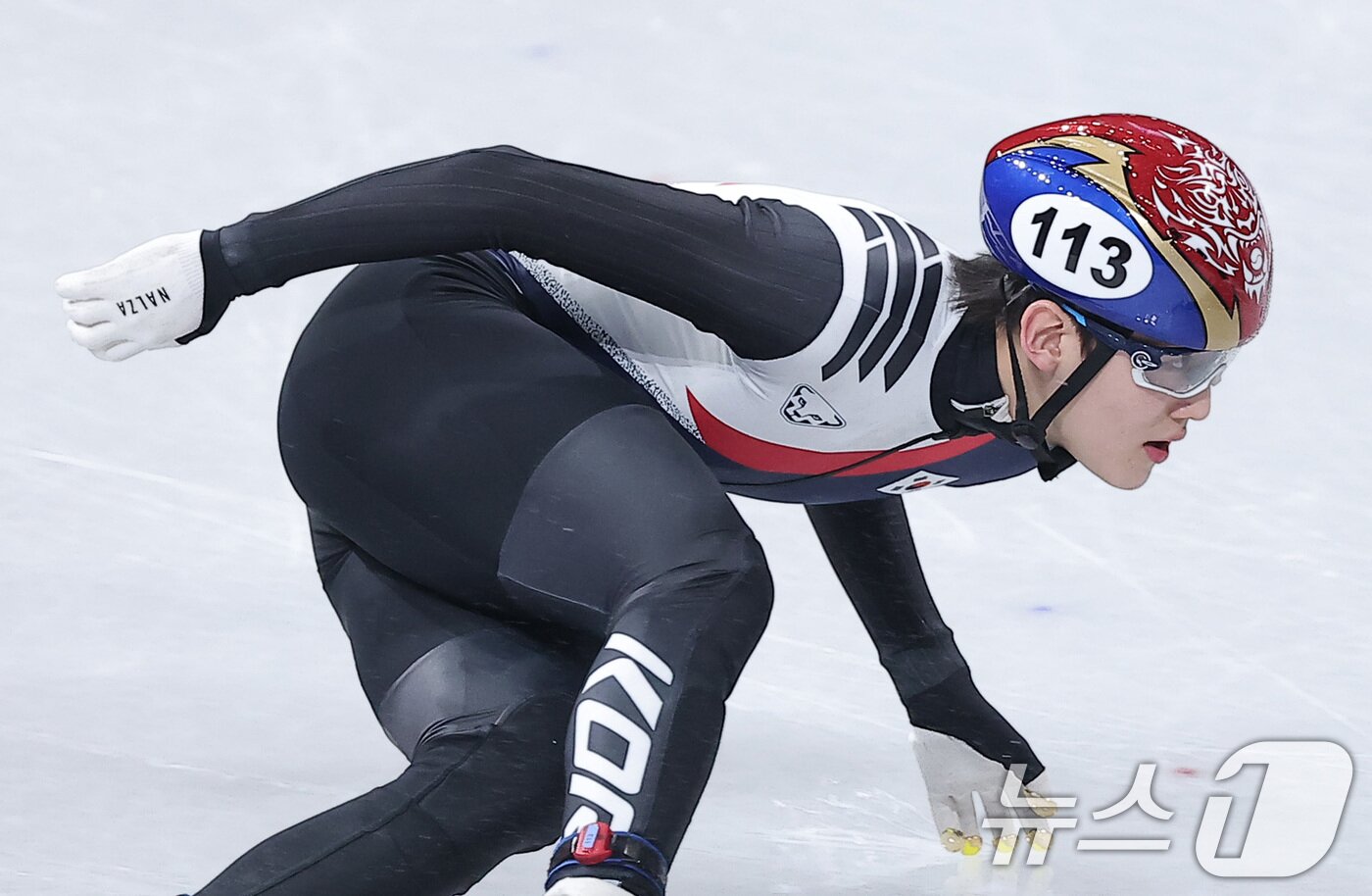 본문 이미지 - 쇼트트랙 임종언이 12일(현지시간) 이탈리아 밀라노 아이스 스케이팅 아레나에서 열린 2026 밀라노·코르티나담페초 동계올림픽 쇼트트랙 남자 1000m 준결승에서 질주하고 있다. 2026.2.13 ⓒ 뉴스1 김성진 기자