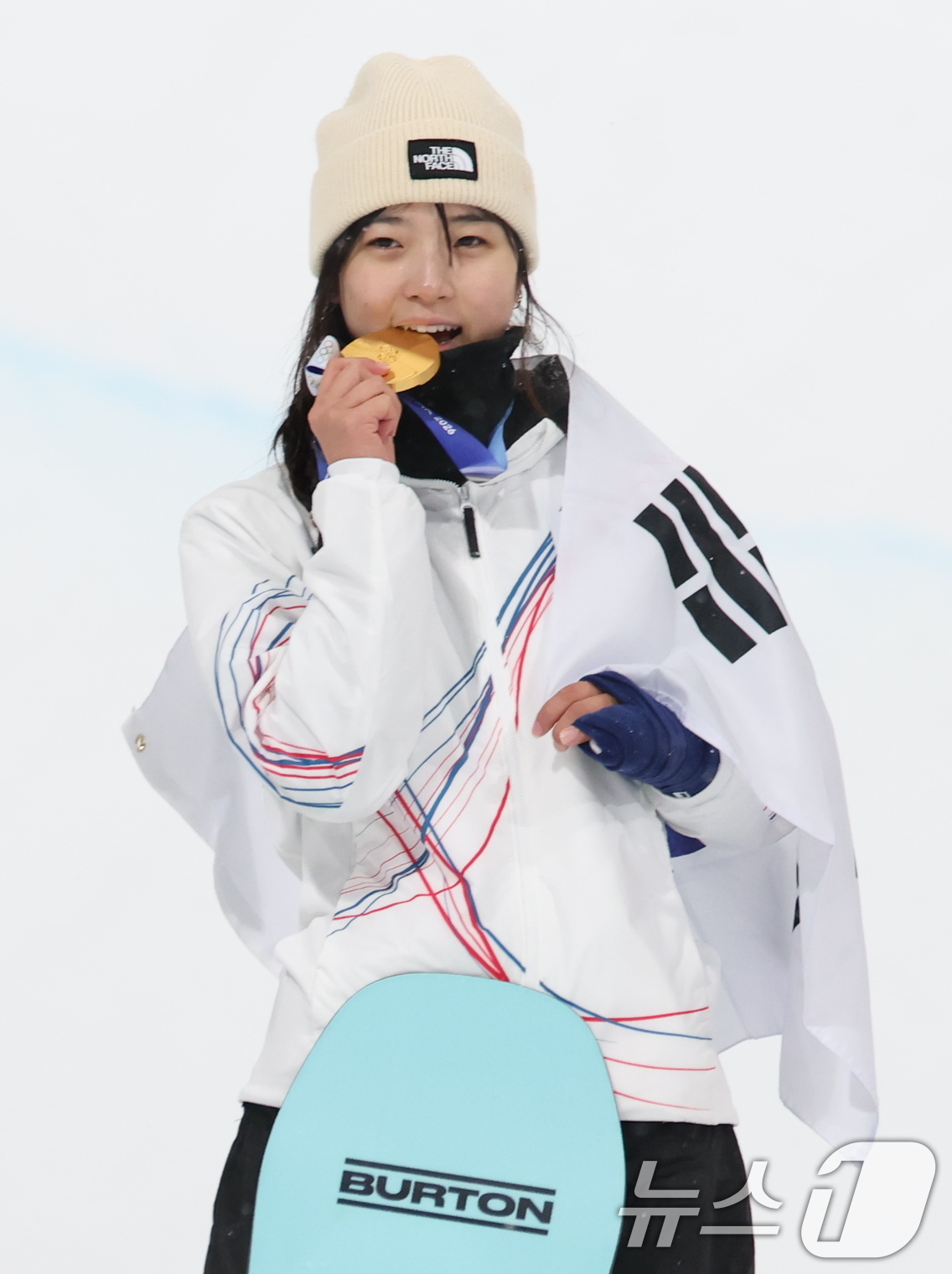 (리비뇨=뉴스1) 김진환 기자 = 스노보드 최가온이 12일(현지시간) 이탈리아 리비뇨 스노파크에서 열린 2026 밀라노·코르티나담페초 동계올림픽 스노보드 여자 하프파이프 시상식에서 …