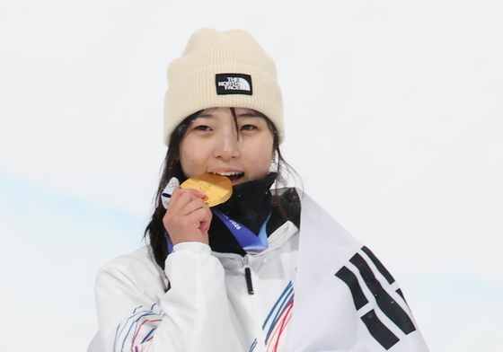 금메달 목에 건 최가온