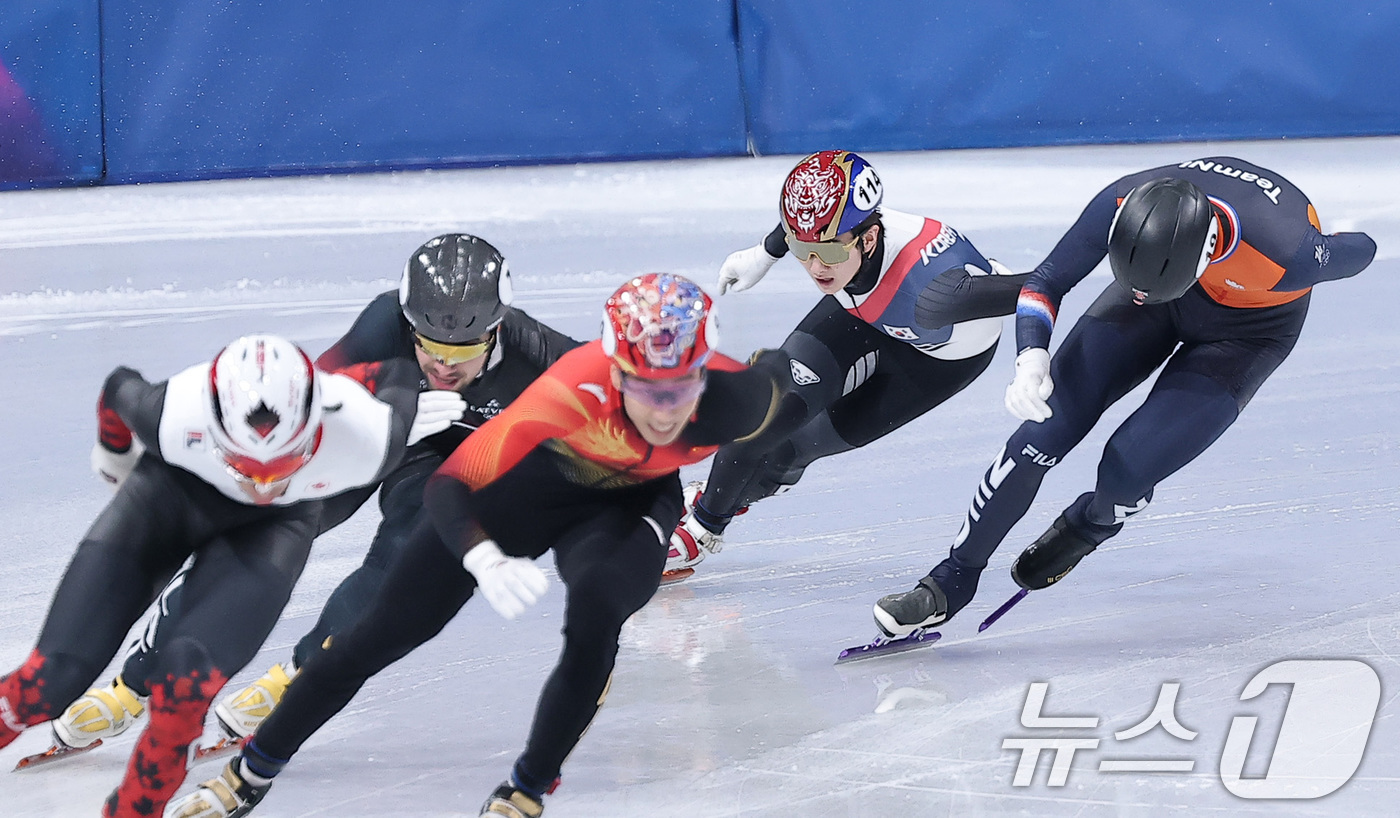 (밀라노=뉴스1) 김성진 기자 = 쇼트트랙 신동민이 12일(현지시간) 이탈리아 밀라노 아이스 스케이팅 아레나에서 열린 2026 밀라노·코르티나담페초 동계올림픽 쇼트트랙 남자 100 …