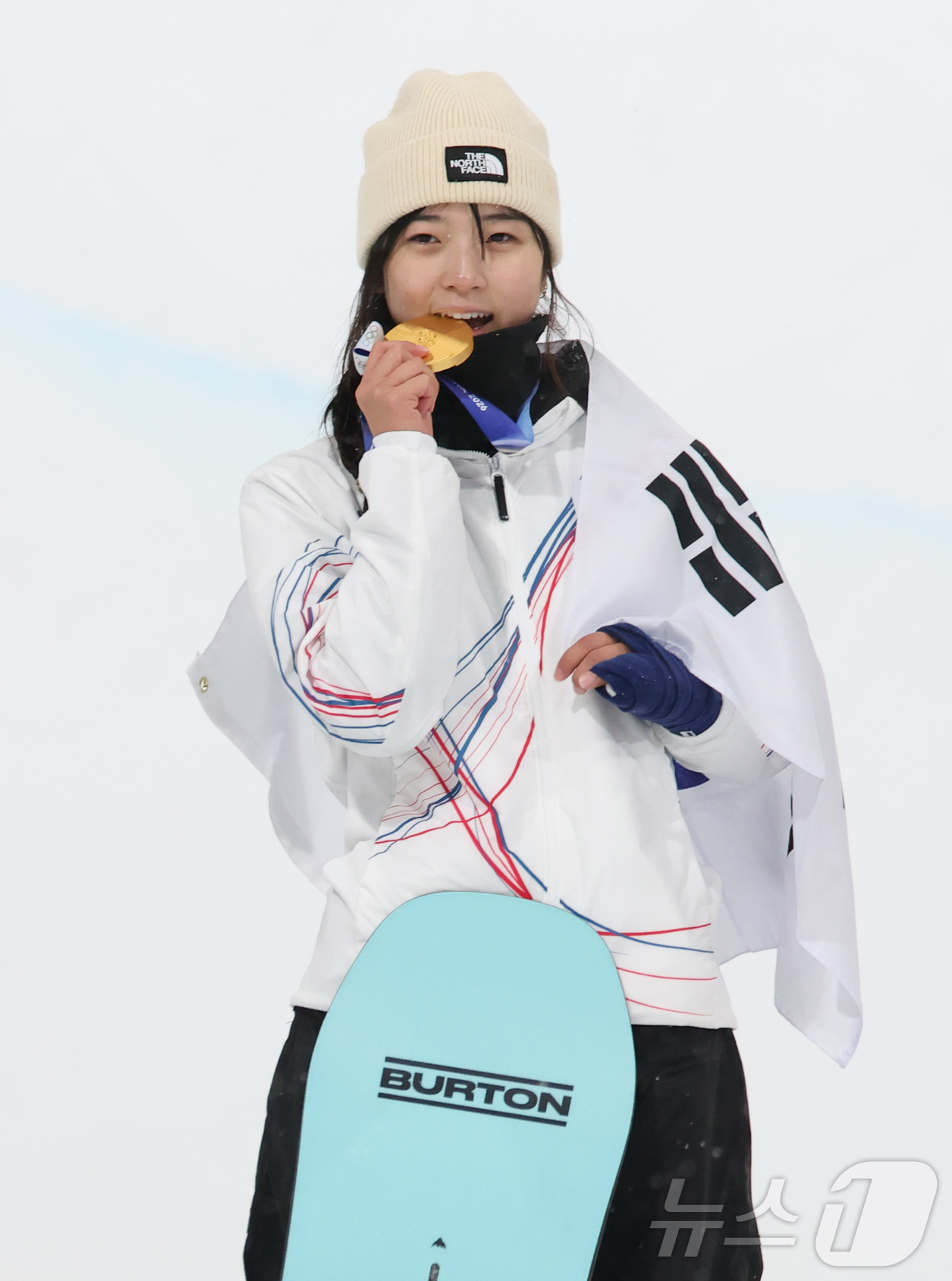 (리비뇨=뉴스1) 김진환 기자 = 12일(현지시간) 이탈리아 리비뇨 스노파크에서 열린 2026 밀라노·코르티나담페초 동계올림픽 스노보드 여자 하프파이프 결선에서 90.25점을 받아 …