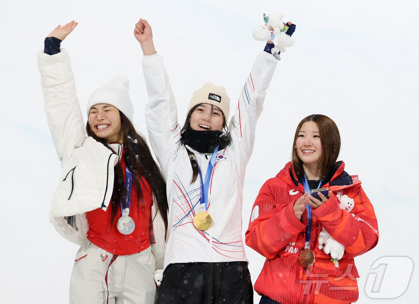 본문 이미지 - 12일(현지시간) 이탈리아 리비뇨 스노파크에서 열린 2026 밀라노·코르티나담페초 동계올림픽 스노보드 여자 하프파이프 결선에서 90.25점을 받아 금메달을 획득한 스노보드 최가온이 기뻐하고 있다. 2026.2.13 ⓒ 뉴스1 김진환 기자