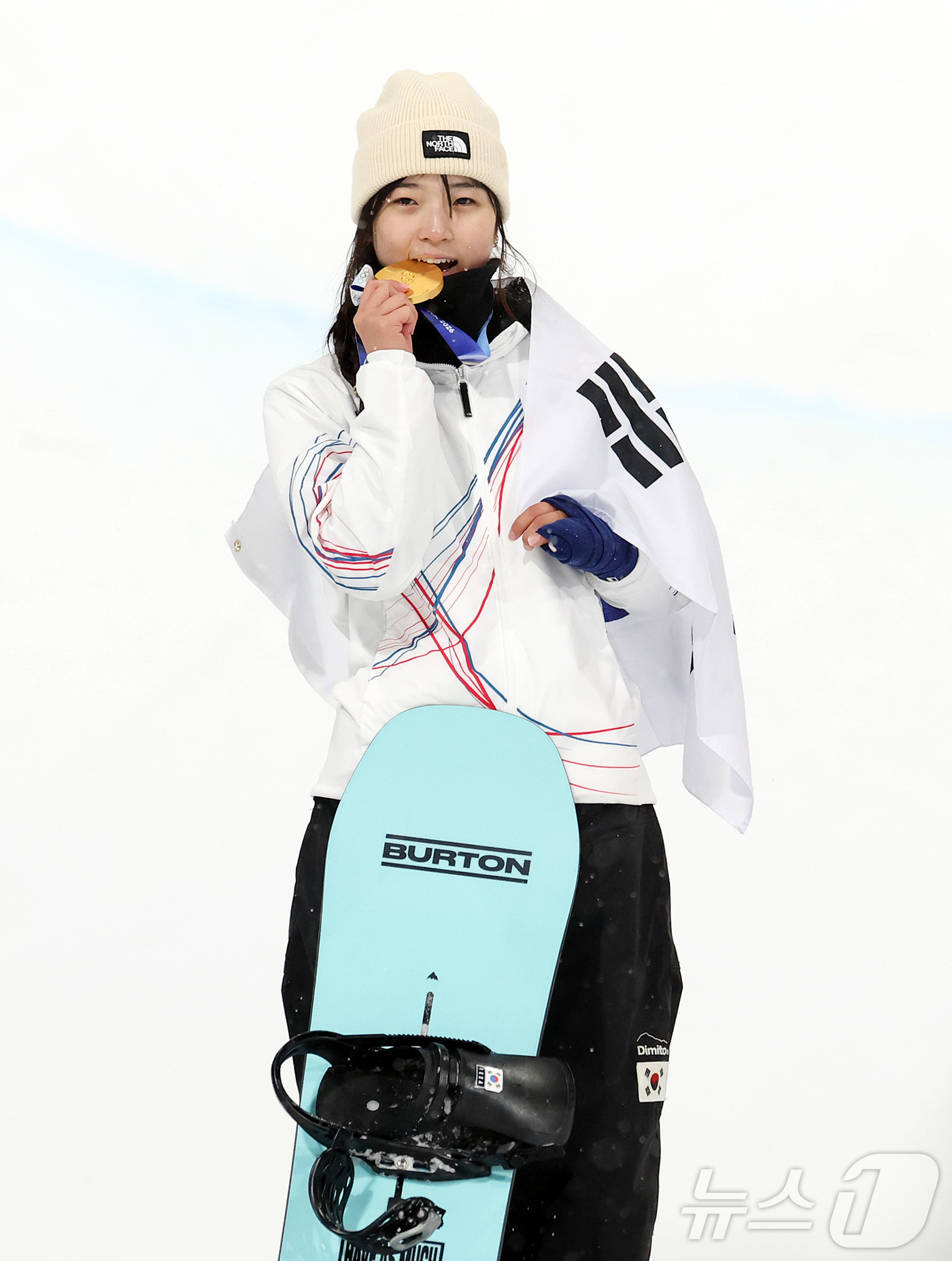 (리비뇨=뉴스1) 김진환 기자 = 12일(현지시간) 이탈리아 리비뇨 스노파크에서 열린 2026 밀라노·코르티나담페초 동계올림픽 스노보드 여자 하프파이프 결선에서 90.25점을 받아 …