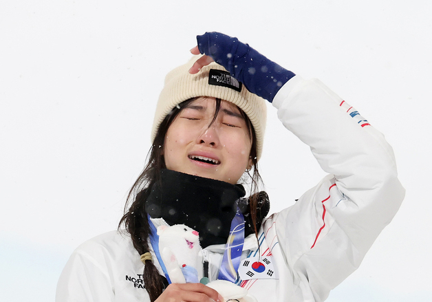 '한국 최초 설상 금메달' 최가온, 감격의 눈물