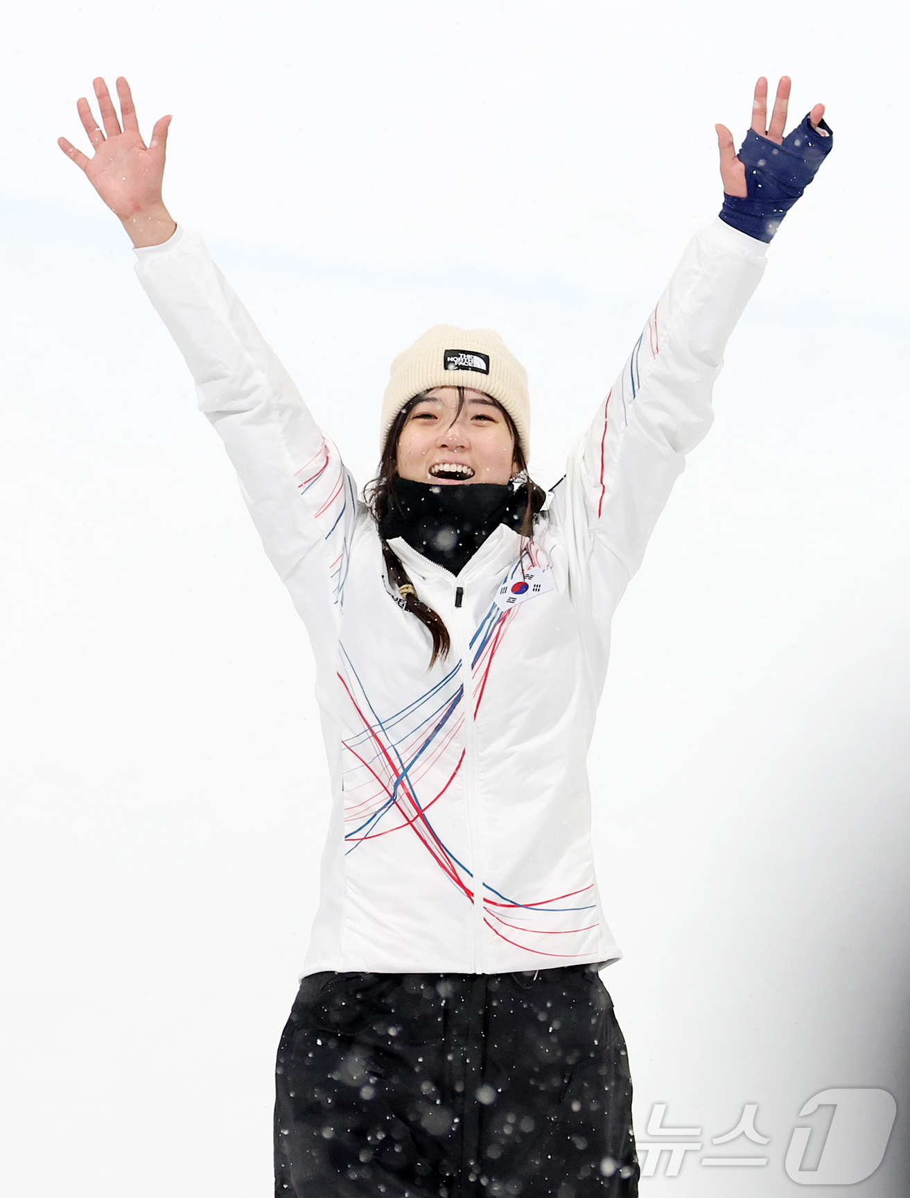 (리비뇨=뉴스1) 김진환 기자 = 12일(현지시간) 이탈리아 리비뇨 스노파크에서 열린 2026 밀라노·코르티나담페초 동계올림픽 스노보드 여자 하프파이프 결선에서 90.25점을 받아 …