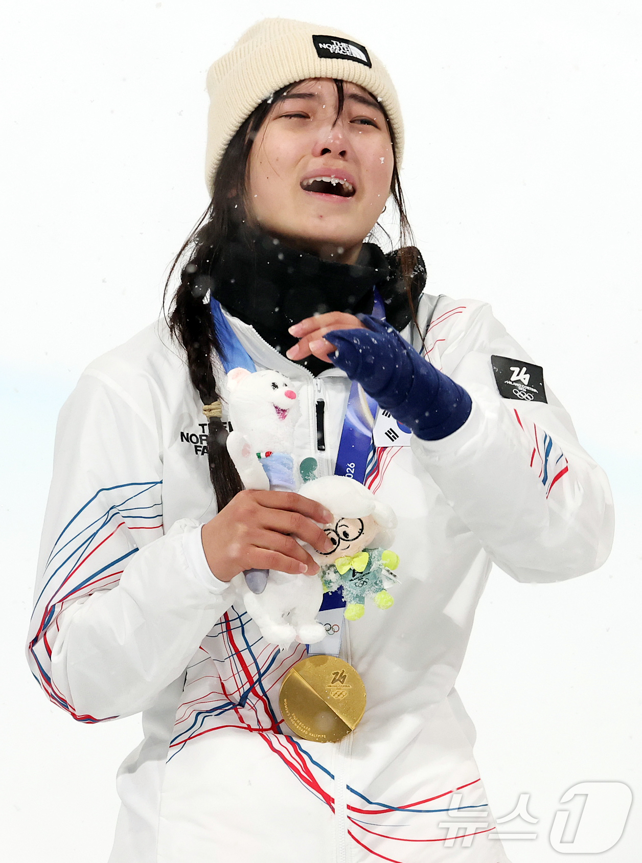 (리비뇨=뉴스1) 김진환 기자 = 12일(현지시간) 이탈리아 리비뇨 스노파크에서 열린 2026 밀라노·코르티나담페초 동계올림픽 스노보드 여자 하프파이프 결선에서 90.25점을 받아 …