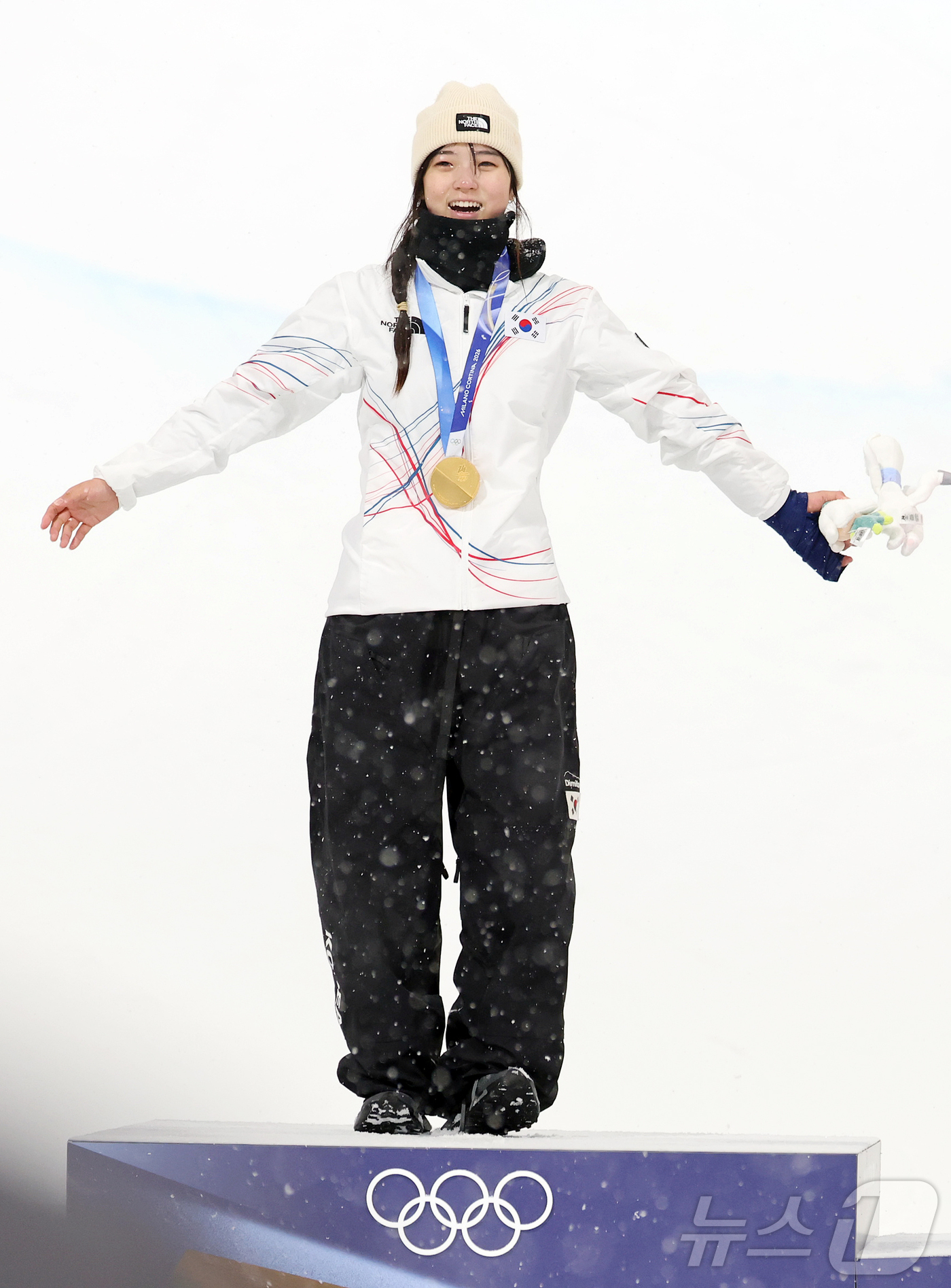 (리비뇨=뉴스1) 김진환 기자 = 12일(현지시간) 이탈리아 리비뇨 스노파크에서 열린 2026 밀라노·코르티나담페초 동계올림픽 스노보드 여자 하프파이프 결선에서 90.25점을 받아 …