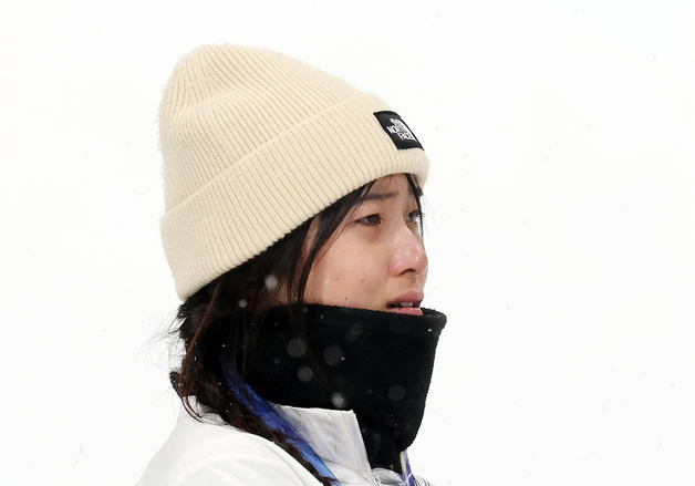 국민의례하는 최가온, 눈물이 멈추질 않아