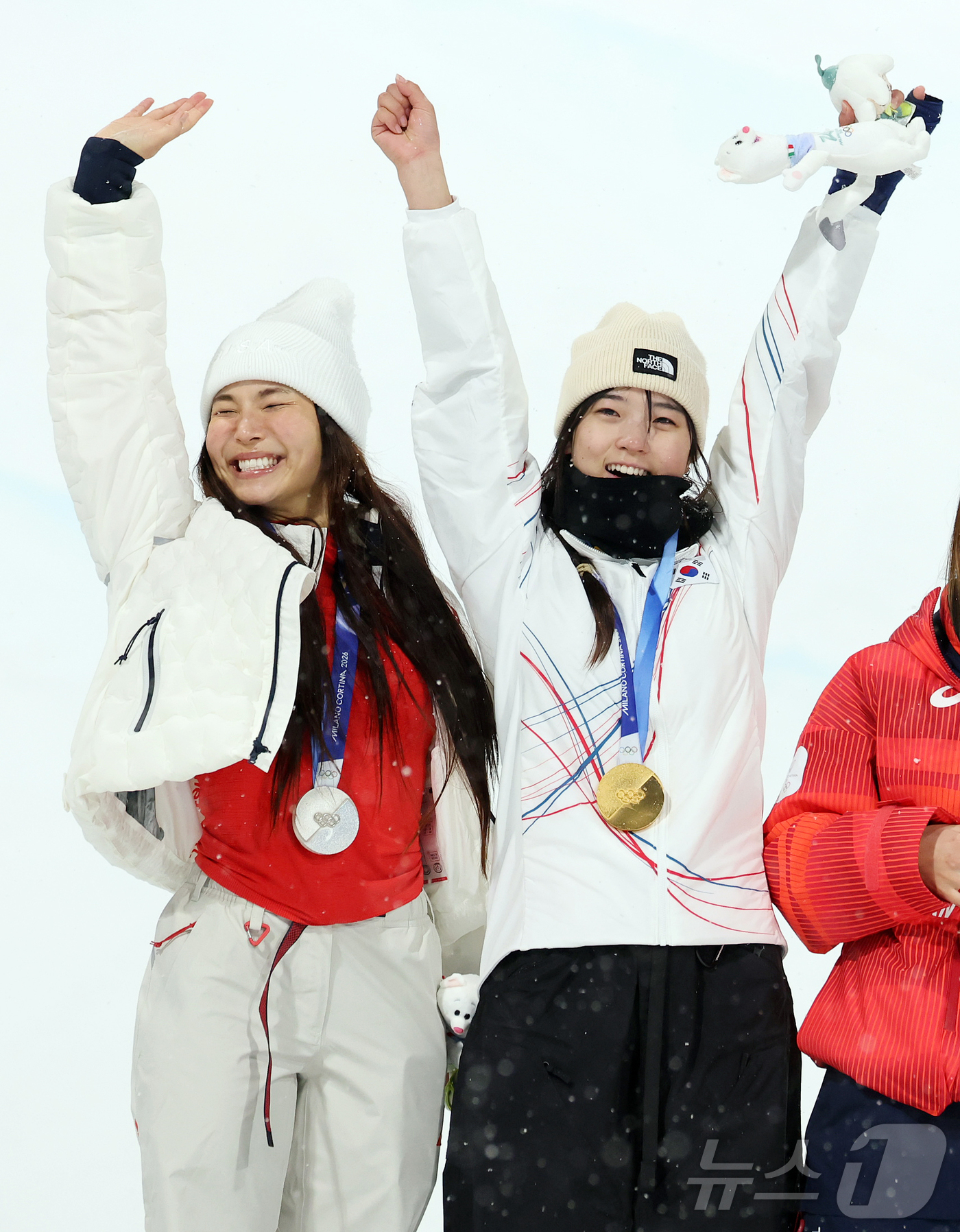 (리비뇨=뉴스1) 김진환 기자 = 12일(현지시간) 이탈리아 리비뇨 스노파크에서 열린 2026 밀라노·코르티나담페초 동계올림픽 스노보드 여자 하프파이프 결선에서 90.25점을 받아 …