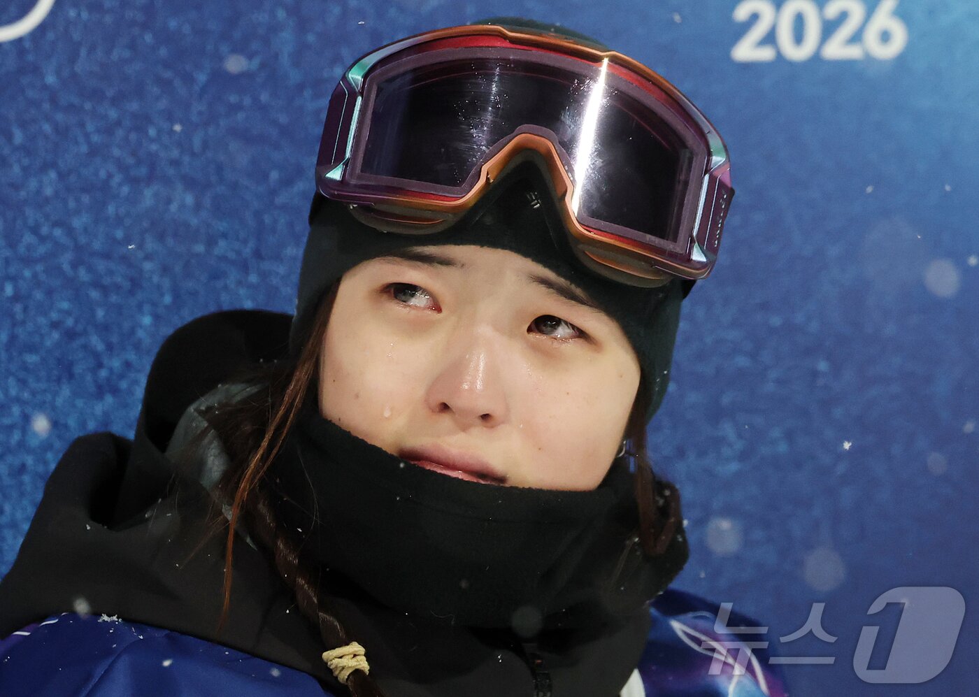 본문 이미지 - 스노보드 최가온이 12일(현지시간) 이탈리아 리비뇨 스노파크에서 열린 2026 밀라노·코르티나담페초 동계올림픽 스노보드 여자 하프파이프 결선 3차전 경기를 마친 뒤 눈물을 흘리고 있다. 이날 최가온은 1,2차 경기에서 넘어진 후 3차 시기에 90.25점을 받아 단독 1위에 올라서 금메달을 획득했다. 2026.2.13 ⓒ 뉴스1 김진환 기자