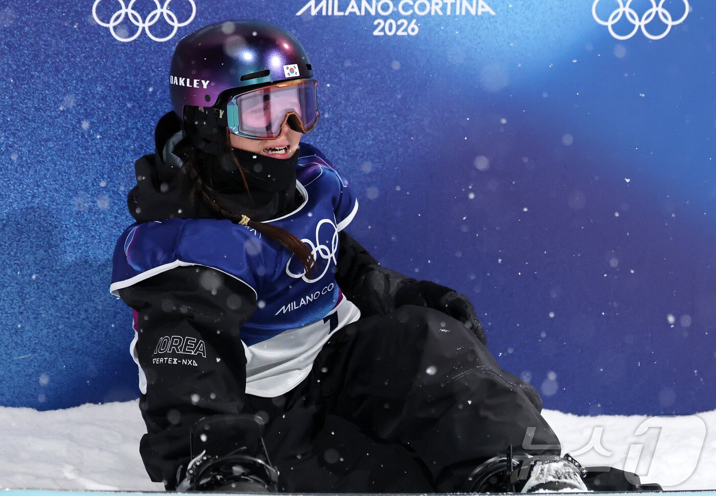 본문 이미지 - 스노보드 최가온이 12일(현지시간) 이탈리아 리비뇨 스노파크에서 열린 2026 밀라노·코르티나담페초 동계올림픽 스노보드 여자 하프파이프 결선 3차전 경기를 마친 뒤 눈물을 흘리고 있다. 이날 최가온은 1,2차 경기에서 넘어진 후 3차 시기에 90.25점을 받아 단독 1위에 올라서 금메달을 획득했다. 2026.2.13 ⓒ 뉴스1 김진환 기자
