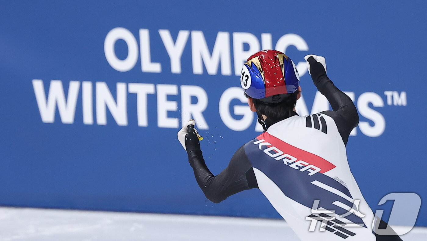 본문 이미지 - 쇼트트랙 임종언이 12일(현지시간) 이탈리아 밀라노 아이스 스케이팅 아레나에서 열린 2026 밀라노·코르티나담페초 동계올림픽 쇼트트랙 남자 1000m 결승에서 동메달을 확정지은 뒤 기뻐하고 있다. 2026.2.13 ⓒ 뉴스1 김성진 기자
