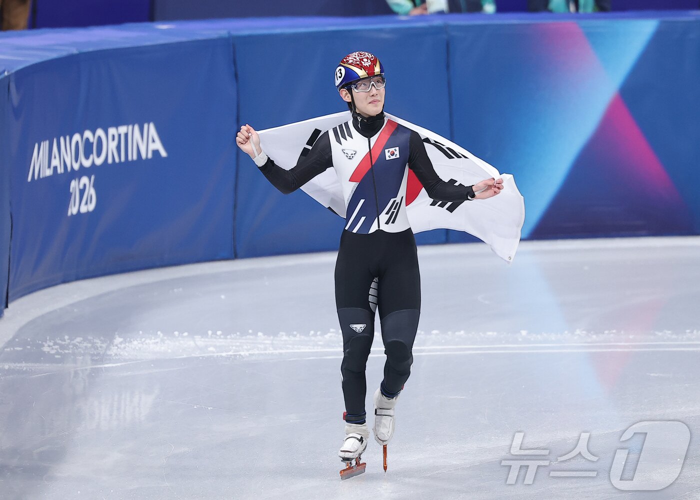 본문 이미지 - 쇼트트랙 임종언이 12일(현지시간) 이탈리아 밀라노 아이스 스케이팅 아레나에서 열린 2026 밀라노·코르티나담페초 동계올림픽 쇼트트랙 남자 1000m 결승에서 동메달을 확정지은 뒤 태극기를 들고 기뻐하고 있다. 2026.2.13 ⓒ 뉴스1 김성진 기자