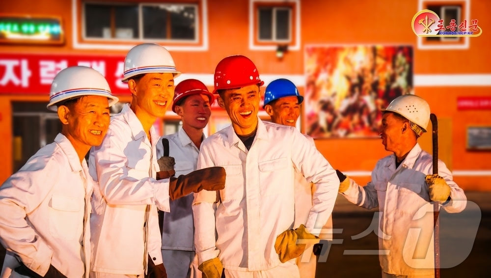 (평양 노동신문=뉴스1) = 북한 노동당 기관지 노동신문은 13일 "평양강철공장에서 인부들이 강철을 생산하고 있다"고 보도했다.[국내에서만 사용가능. 재배포 금지. DB 금지. F …