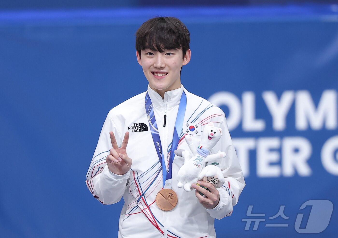 본문 이미지 - 쇼트트랙 임종언이 12일(현지시간) 이탈리아 밀라노 아이스 스케이팅 아레나에서 열린 2026 밀라노·코르티나담페초 동계올림픽 쇼트트랙 남자 1000m 시상식에서 동메달을 들고 기뻐하고 있다. 2026.2.13 ⓒ 뉴스1 김성진 기자