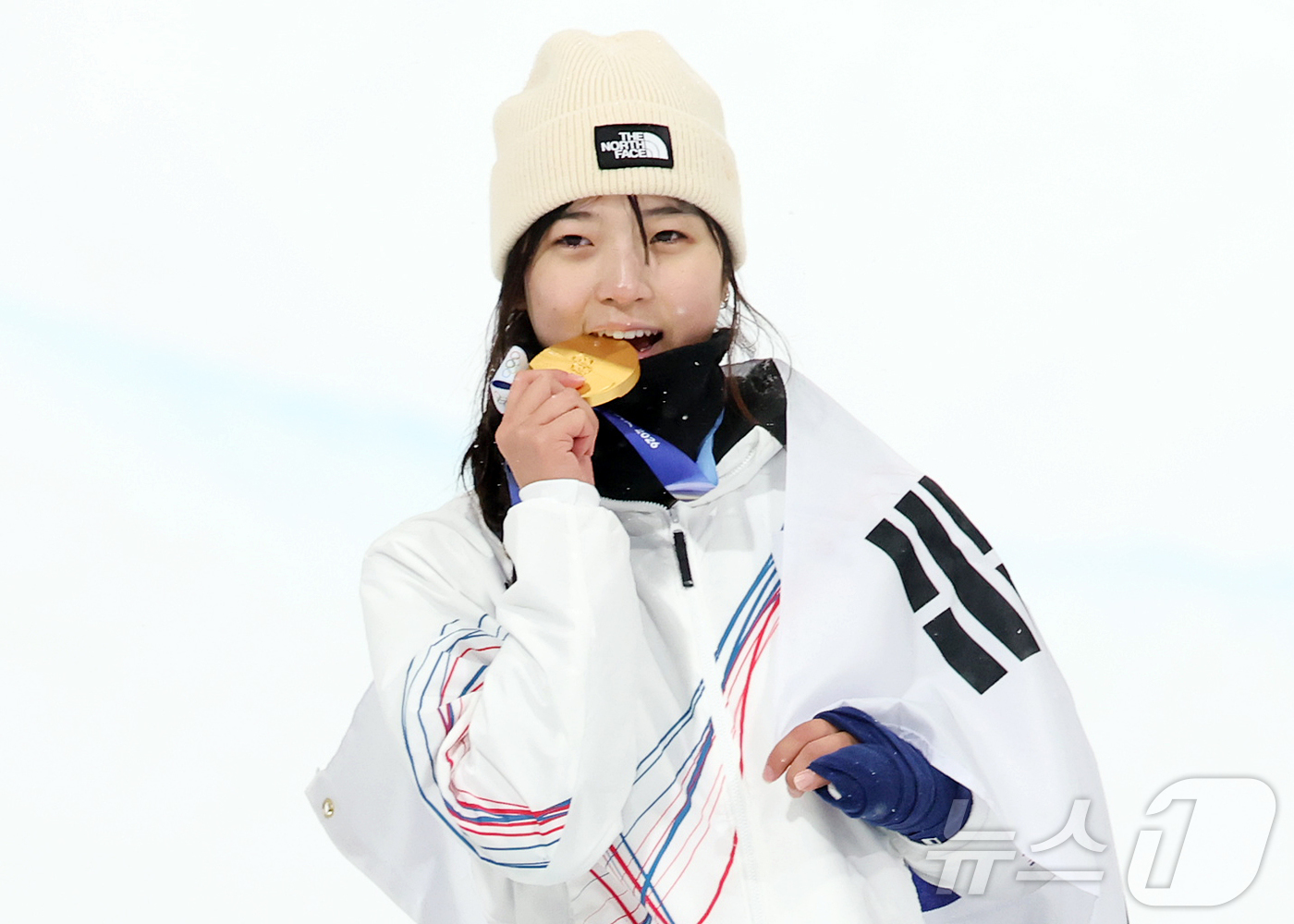 (리비뇨=뉴스1) 김진환 기자 = 12일(현지시간) 이탈리아 리비뇨 스노파크에서 열린 2026 밀라노·코르티나담페초 동계올림픽 스노보드 여자 하프파이프 결선에서 90.25점을 받아 …