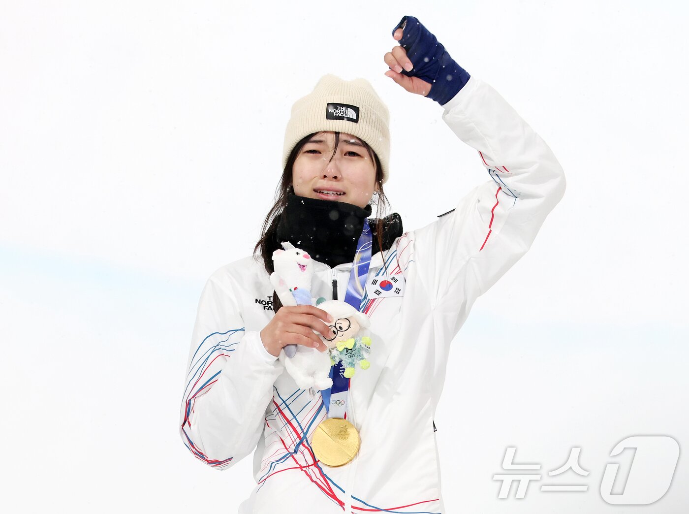 본문 이미지 - 12일(현지시간) 이탈리아 리비뇨 스노파크에서 열린 2026 밀라노·코르티나담페초 동계올림픽 스노보드 여자 하프파이프 결선에서 90.25점을 받아 금메달을 획득한 스노보드 최가온이 눈물을 흘리고 있다. 2026.2.13 ⓒ 뉴스1 김진환 기자