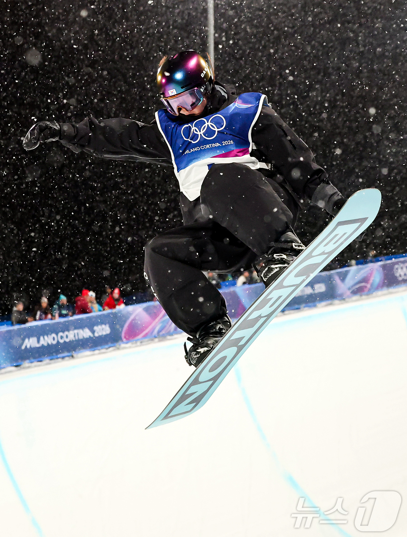 (리비뇨=뉴스1) 김진환 기자 = 스노보드 최가온이 12일(현지시간) 이탈리아 리비뇨 스노파크에서 열린 2026 밀라노·코르티나담페초 동계올림픽 스노보드 여자 하프파이프 결선 1차 …