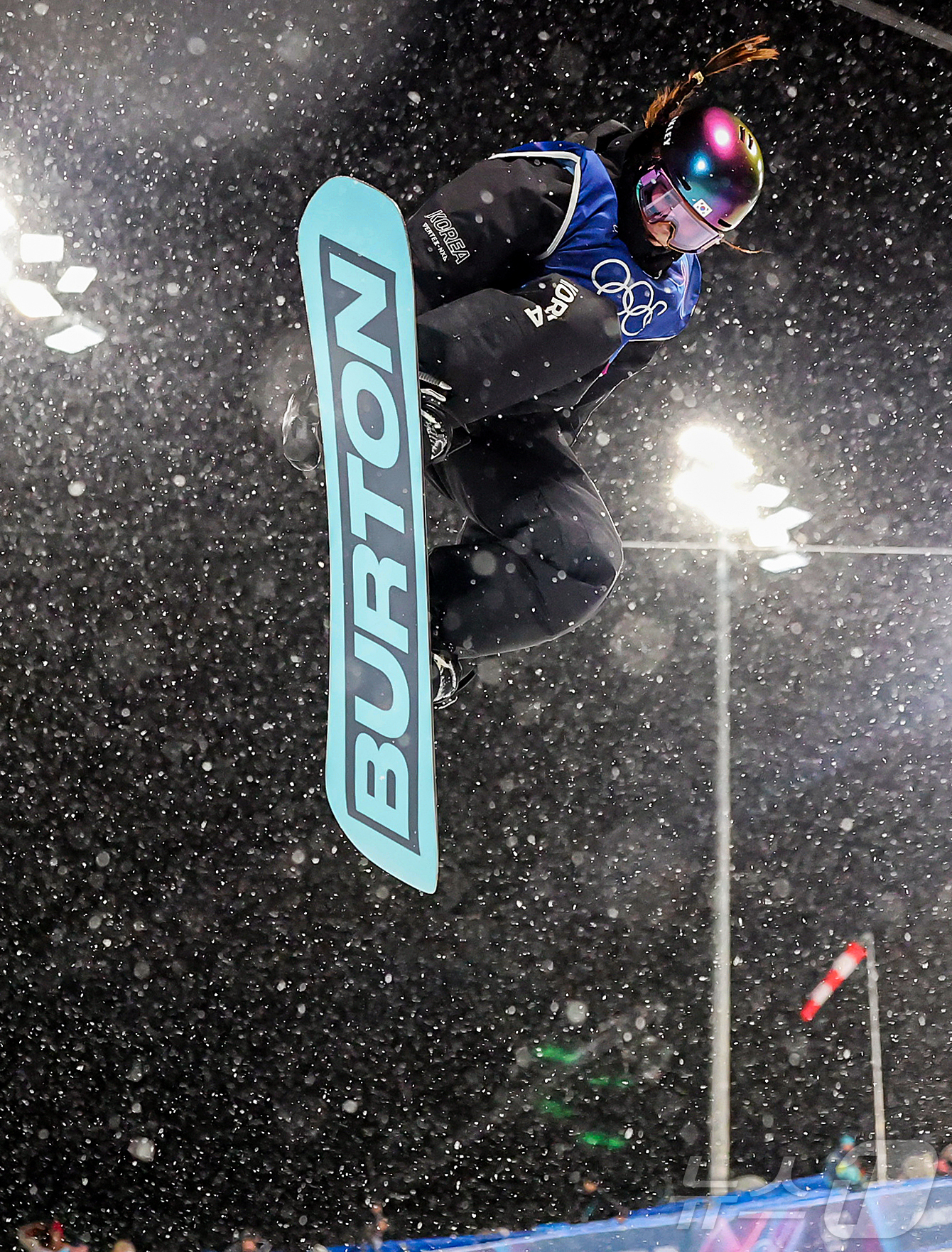 (리비뇨=뉴스1) 김진환 기자 = 스노보드 최가온이 12일(현지시간) 이탈리아 리비뇨 스노파크에서 열린 2026 밀라노·코르티나담페초 동계올림픽 스노보드 여자 하프파이프 결선 1차 …