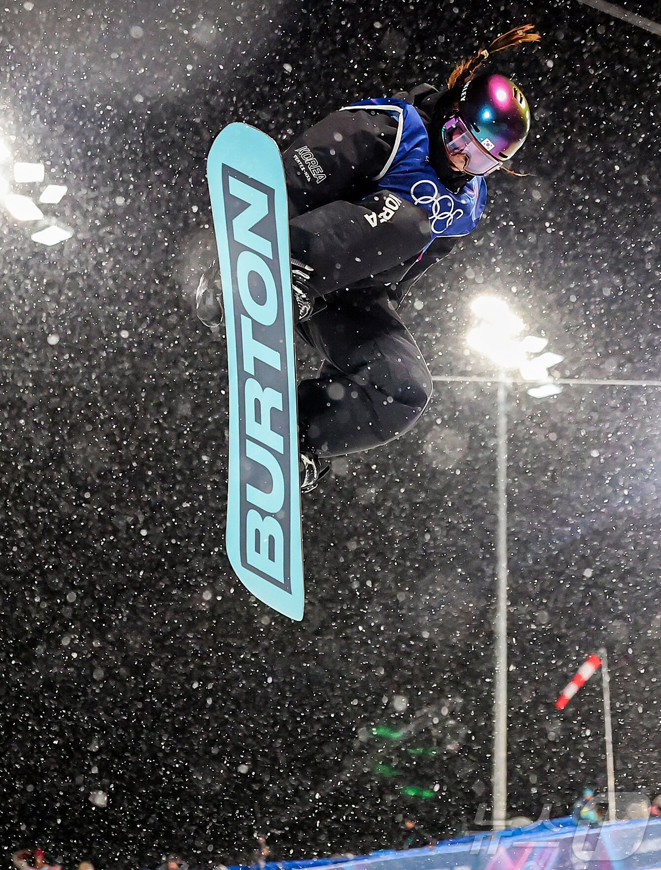 본문 이미지 - 스노보드 최가온이 12일(현지시간) 이탈리아 리비뇨 스노파크에서 열린 2026 밀라노·코르티나담페초 동계올림픽 스노보드 여자 하프파이프 결선 1차전 경기를 펼치고 있다. 이날 최가온은 1,2차 경기에서 넘어진 후 3차 시기에 90.25점을 받아 단독 1위에 올라서 금메달을 획득했다. 2026.2.13 ⓒ 뉴스1 김진환 기자