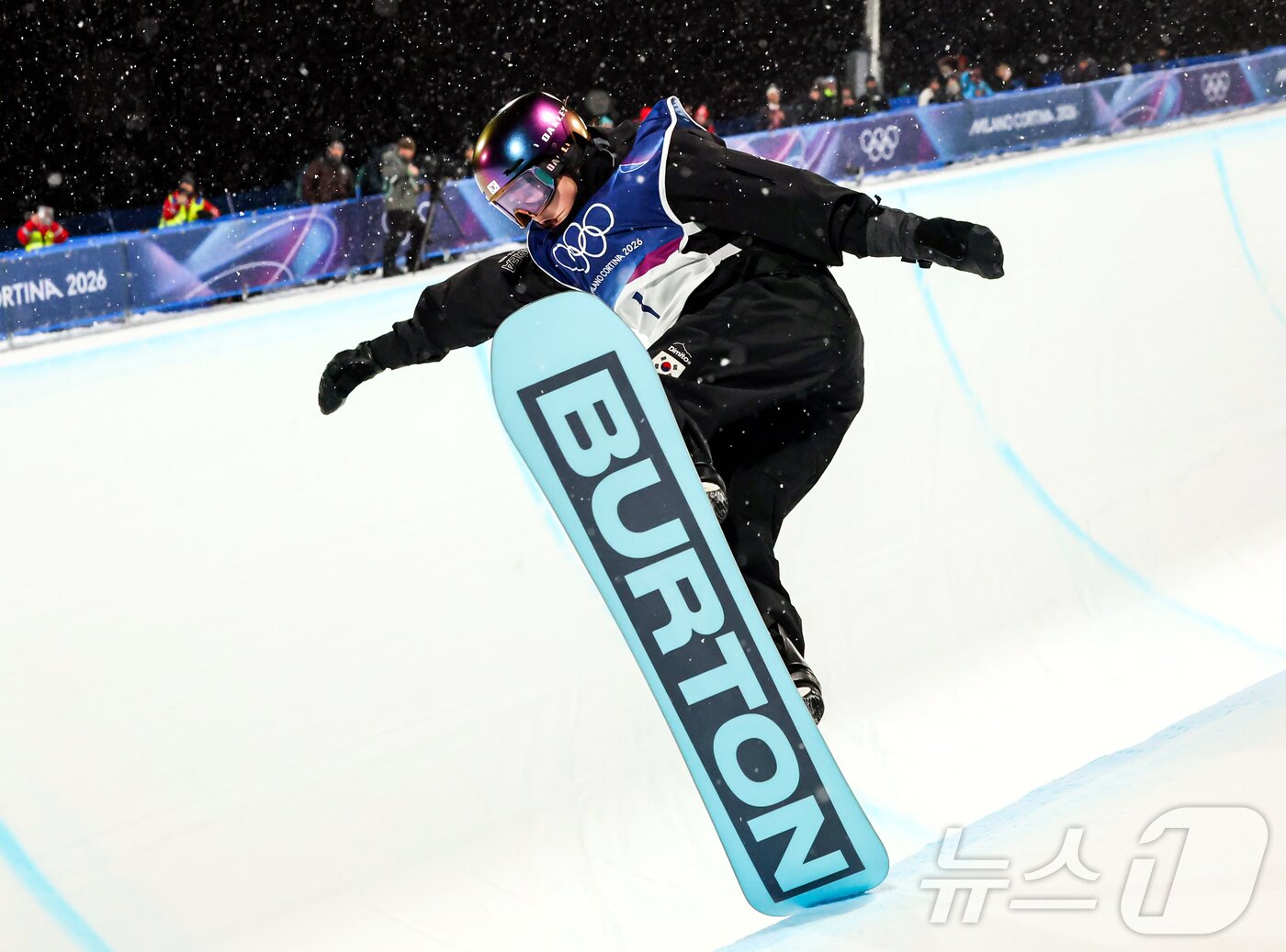 본문 이미지 - 스노보드 최가온이 12일(현지시간) 이탈리아 리비뇨 스노파크에서 열린 2026 밀라노·코르티나담페초 동계올림픽 스노보드 여자 하프파이프 결선 1차전 경기를 펼치고 있다. 이날 최가온은 1,2차 경기에서 넘어진 후 3차 시기에 90.25점을 받아 단독 1위에 올라서 금메달을 획득했다. 2026.2.13 ⓒ 뉴스1 김진환 기자