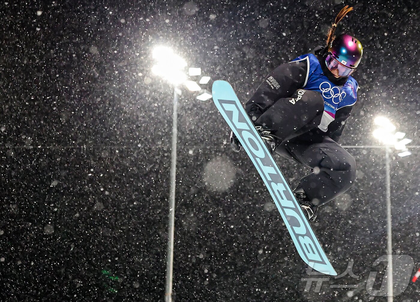 본문 이미지 - 스노보드 최가온이 12일(현지시간) 이탈리아 리비뇨 스노파크에서 열린 2026 밀라노·코르티나담페초 동계올림픽 스노보드 여자 하프파이프 결선 1차전 경기를 펼치고 있다. 이날 최가온은 1,2차 경기에서 넘어진 후 3차 시기에 90.25점을 받아 단독 1위에 올라서 금메달을 획득했다. 2026.2.13 ⓒ 뉴스1 김진환 기자