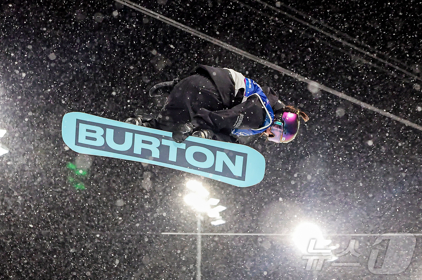 (리비뇨=뉴스1) 김진환 기자 = 스노보드 최가온이 12일(현지시간) 이탈리아 리비뇨 스노파크에서 열린 2026 밀라노·코르티나담페초 동계올림픽 스노보드 여자 하프파이프 결선 1차 …