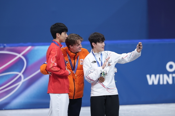 함께 사진 찍는 쇼트트랙 메달리스트