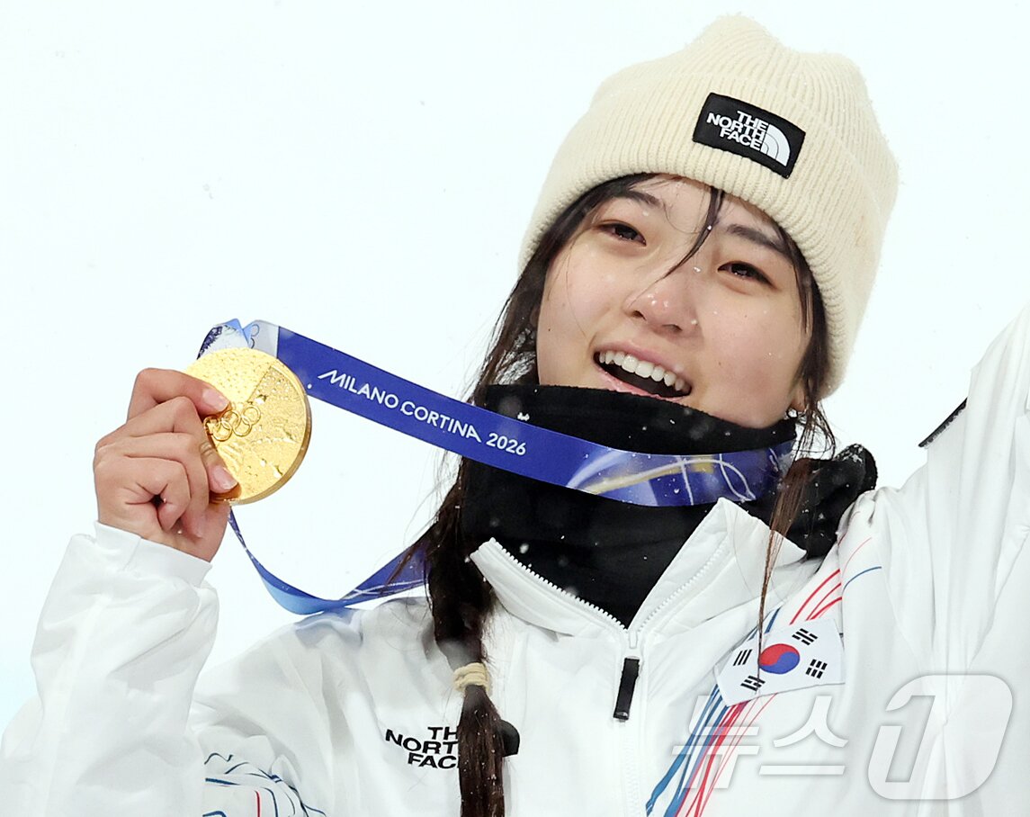 본문 이미지 - 12일(현지시간) 이탈리아 리비뇨 스노파크에서 열린 2026 밀라노·코르티나담페초 동계올림픽 스노보드 여자 하프파이프 결선에서 90.25점을 받아 금메달을 획득한 스노보드 최가온이 기뻐하고 있다. 2026.2.13 ⓒ 뉴스1 김진환 기자