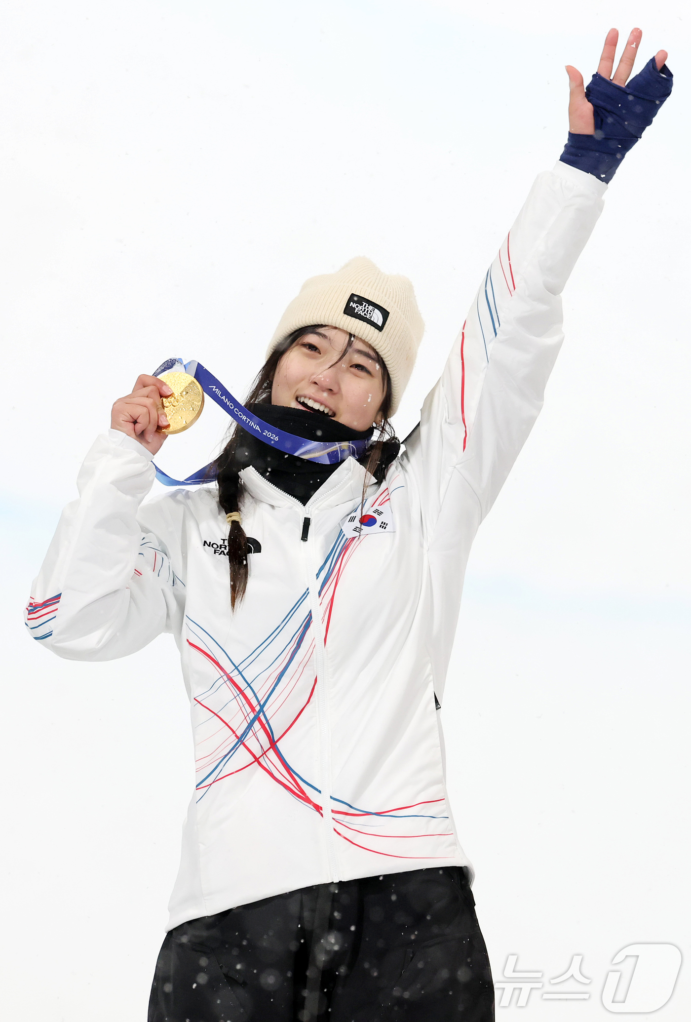 (리비뇨=뉴스1) 김진환 기자 = 12일(현지시간) 이탈리아 리비뇨 스노파크에서 열린 2026 밀라노·코르티나담페초 동계올림픽 스노보드 여자 하프파이프 결선에서 90.25점을 받아 …