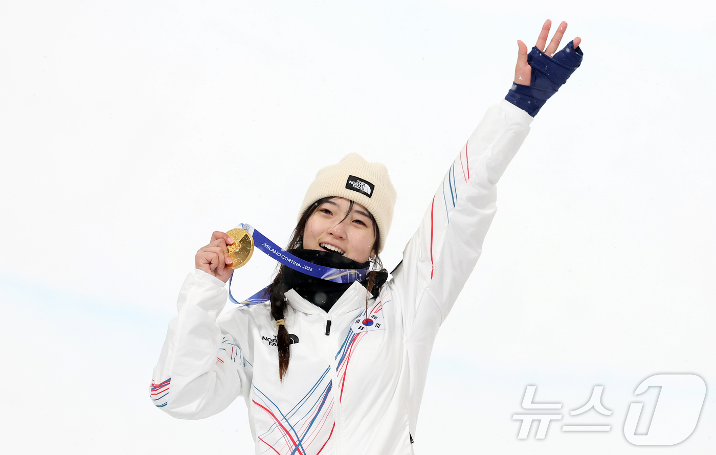 (리비뇨=뉴스1) 김진환 기자 = 12일(현지시간) 이탈리아 리비뇨 스노파크에서 열린 2026 밀라노·코르티나담페초 동계올림픽 스노보드 여자 하프파이프 결선에서 90.25점을 받아 …