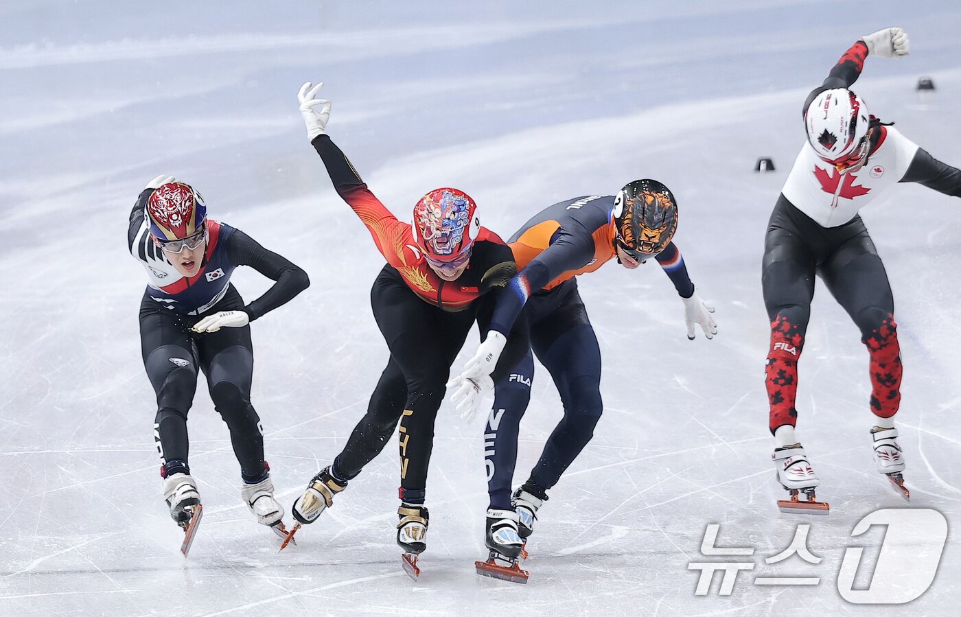 본문 이미지 - 쇼트트랙 임종언이 12일(현지시간) 이탈리아 밀라노 아이스 스케이팅 아레나에서 열린 2026 밀라노·코르티나담페초 동계올림픽 쇼트트랙 남자 1000m 결승에서 질주하고 있다. 2026.2.13 ⓒ 뉴스1 김성진 기자