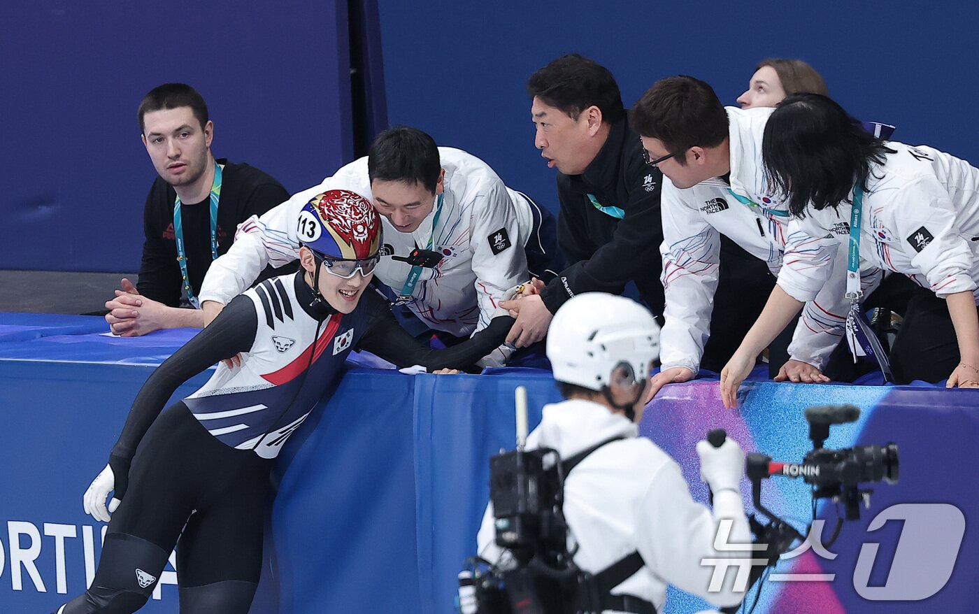 본문 이미지 - 쇼트트랙 임종언이 12일(현지시간) 이탈리아 밀라노 아이스 스케이팅 아레나에서 열린 2026 밀라노·코르티나담페초 동계올림픽 쇼트트랙 남자 1000m 결승에서 동메달을 확보한 후 코칭 스태프와 기뻐하고 있다. 2026.2.13 ⓒ 뉴스1 김성진 기자