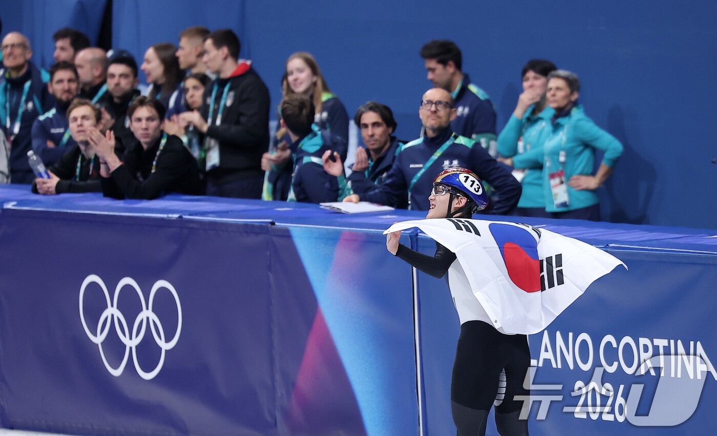 본문 이미지 - 쇼트트랙 임종언이 12일(현지시간) 이탈리아 밀라노 아이스 스케이팅 아레나에서 열린 2026 밀라노·코르티나담페초 동계올림픽 쇼트트랙 남자 1000m 결승에서 동메달을 확보한 후 태극기를 두르고 기뻐하고 있다. 2026.2.13 ⓒ 뉴스1 김성진 기자