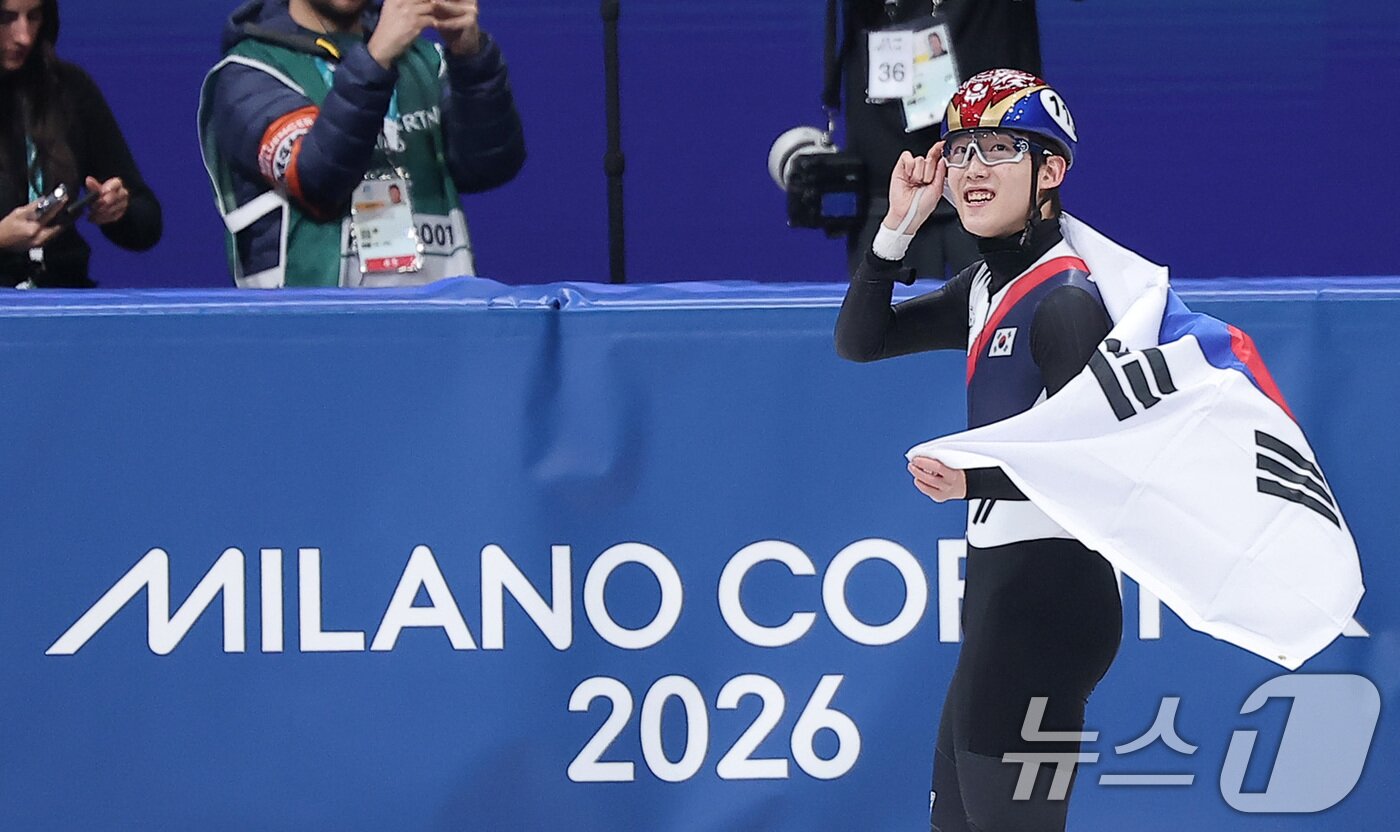 본문 이미지 - 쇼트트랙 임종언이 12일(현지시간) 이탈리아 밀라노 아이스 스케이팅 아레나에서 열린 2026 밀라노·코르티나담페초 동계올림픽 쇼트트랙 남자 1000m 결승에서 동메달을 확보한 후 태극기를 두르고 기뻐하고 있다. 2026.2.13 ⓒ 뉴스1 김성진 기자