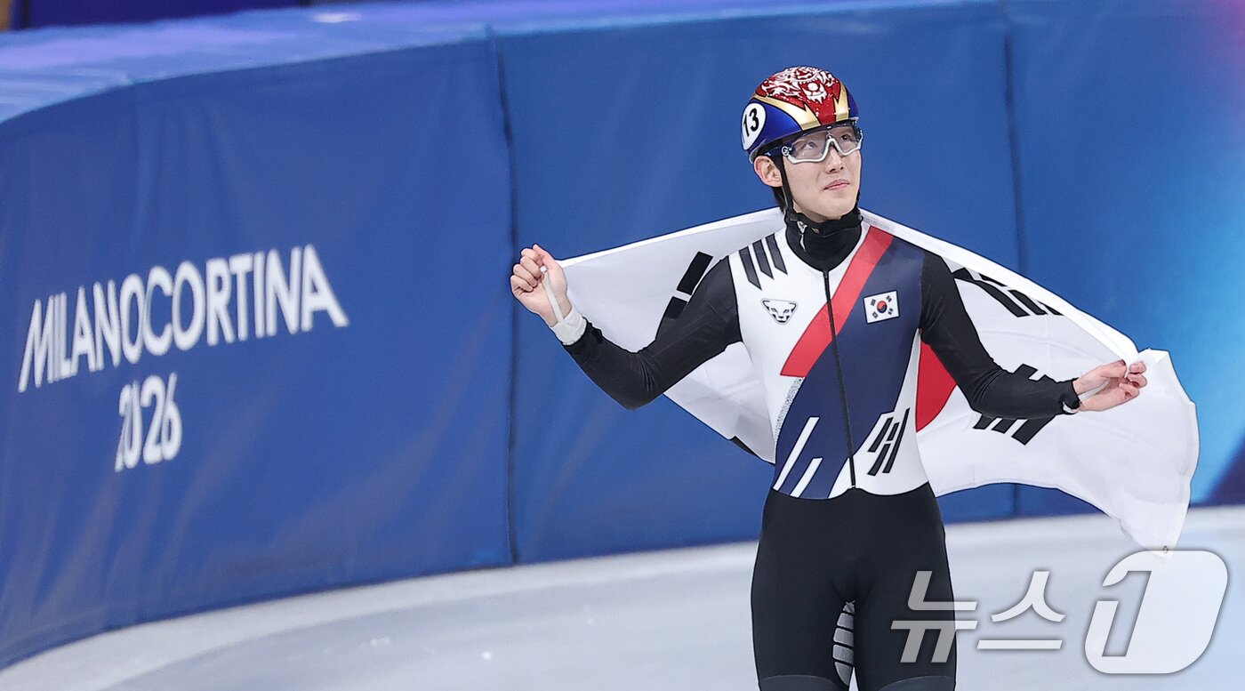 본문 이미지 - 쇼트트랙 임종언이 12일(현지시간) 이탈리아 밀라노 아이스 스케이팅 아레나에서 열린 2026 밀라노·코르티나담페초 동계올림픽 쇼트트랙 남자 1000m 결승에서 동메달을 확보한 후 태극기를 두르고 기뻐하고 있다. 2026.2.13 ⓒ 뉴스1 김성진 기자