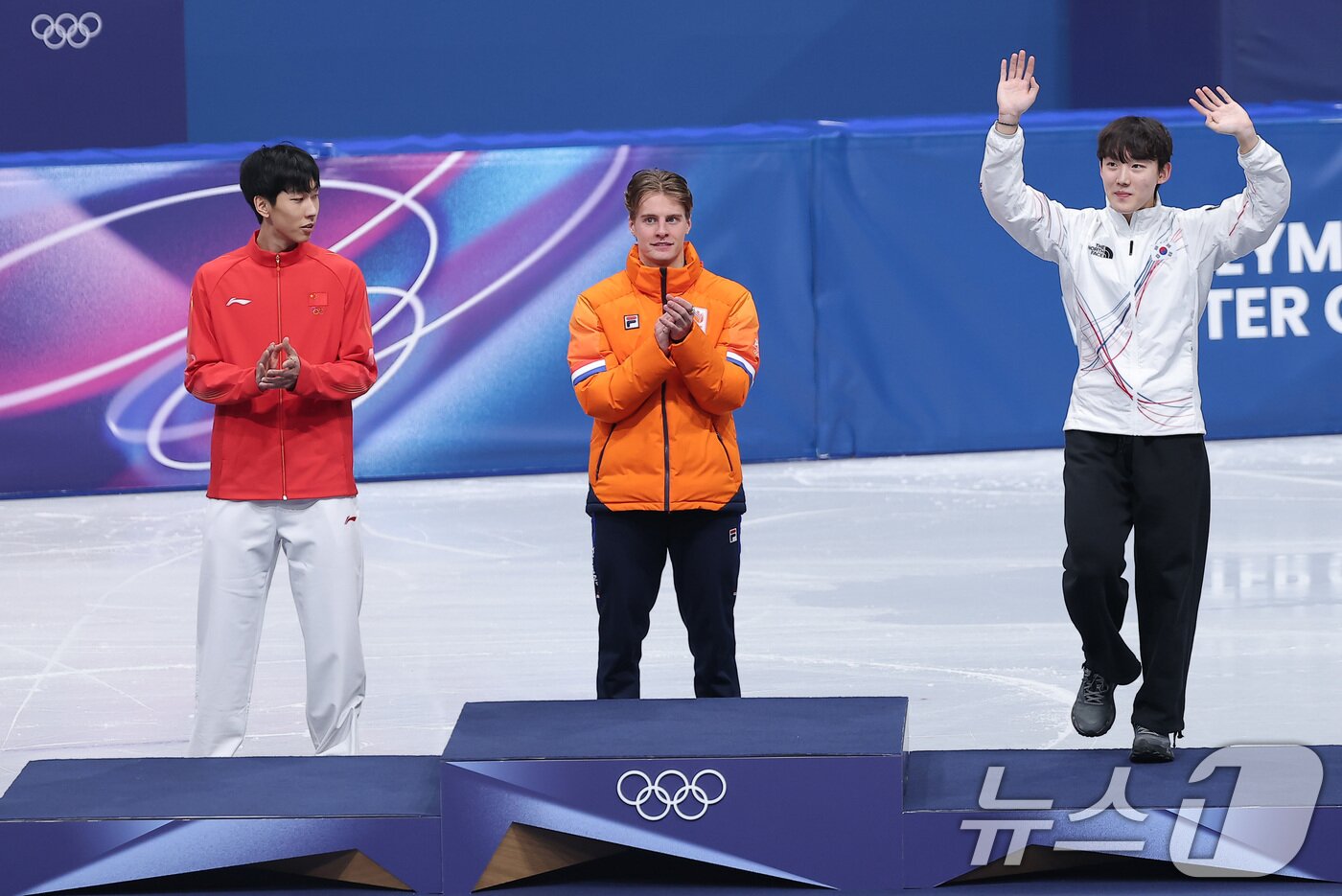 본문 이미지 - 쇼트트랙 남자 1000m에서 동메달을 획득한 임종언이 12일(현지시간) 이탈리아 밀라노 아이스 스케이팅 아레나에서 열린 2026 밀라노·코르티나담페초 동계올림픽 쇼트트랙 남자 1000m 시상식에서 시상대에 올라 인사하고 있다. 2026.2.13 ⓒ 뉴스1 김성진 기자