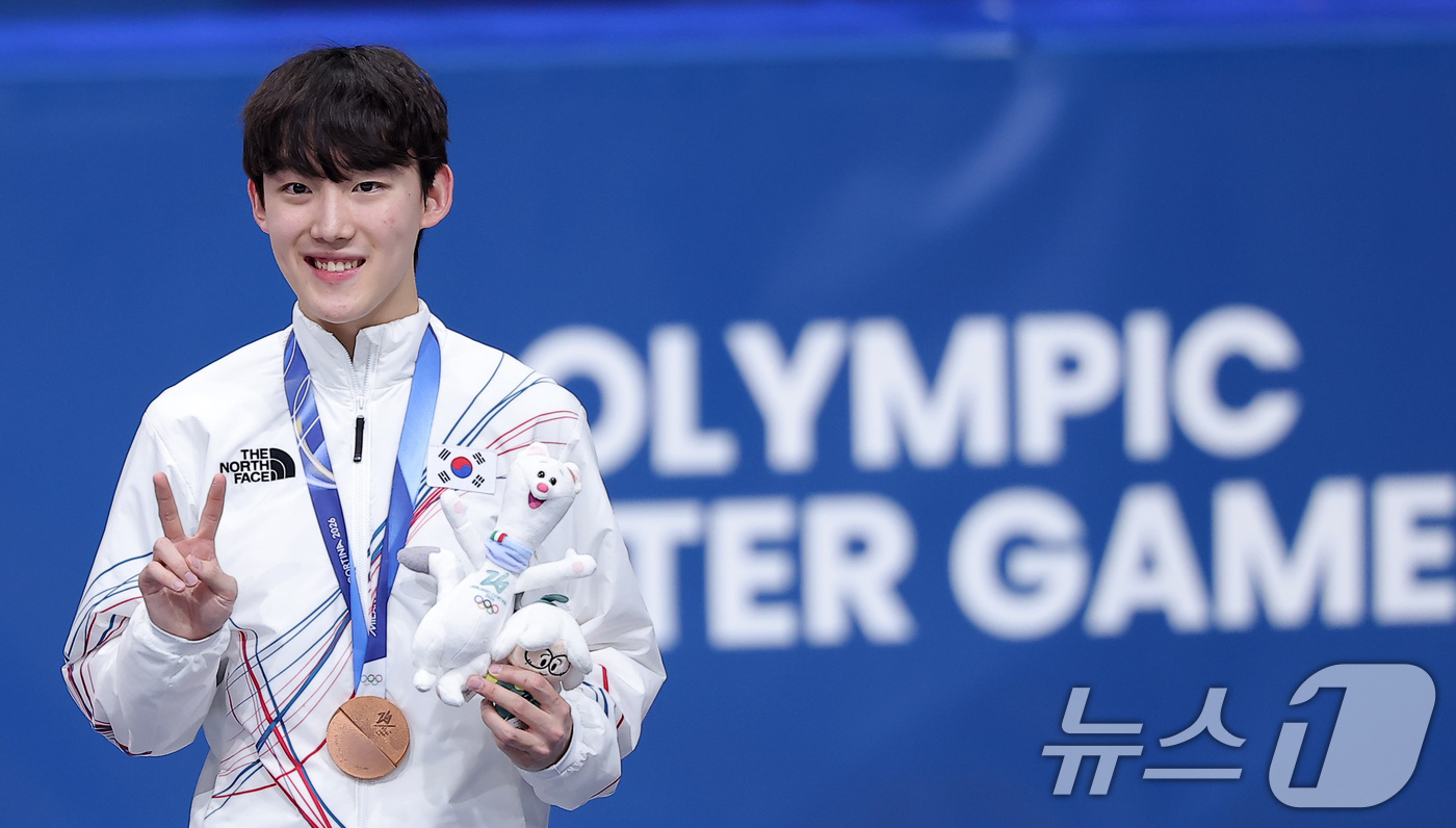 (밀라노=뉴스1) 김성진 기자 = 쇼트트랙 남자 1000m에서 동메달을 획득한 임종언이 12일(현지시간) 이탈리아 밀라노 아이스 스케이팅 아레나에서 열린 2026 밀라노·코르티나담 …