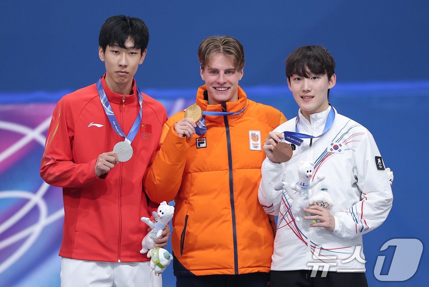 본문 이미지 - 쇼트트랙 남자 1000m에서 동메달을 획득한 임종언이 12일(현지시간) 이탈리아 밀라노 아이스 스케이팅 아레나에서 열린 2026 밀라노·코르티나담페초 동계올림픽 쇼트트랙 남자 1000m 시상식에서 네덜란드 옌스 판트 바우트, 중국 쑨룽과 기념촬영을 하고 있다. 2026.2.13 ⓒ 뉴스1 김성진 기자