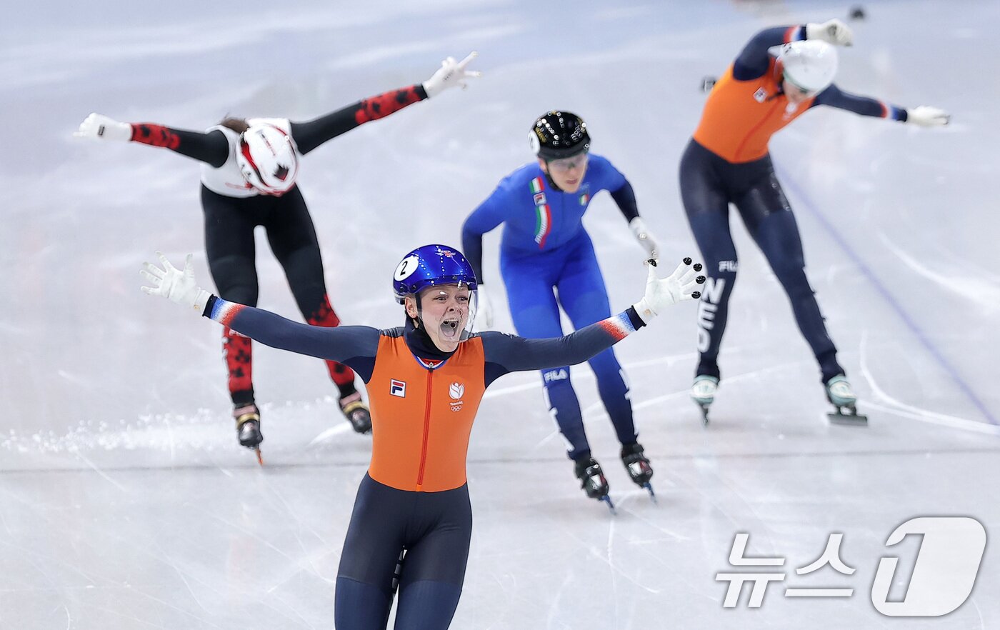 본문 이미지 - 12일(현지시간) 이탈리아 밀라노 아이스 스케이팅 아레나에서 열린 2026 밀라노·코르티나담페초 동계올림픽 쇼트트랙 여자 500m 결승에서 네덜란드 산드라 벨제부르가 금메달을 차지한 후 기뻐하고 있다. 2026.2.13 ⓒ 뉴스1 김성진 기자
