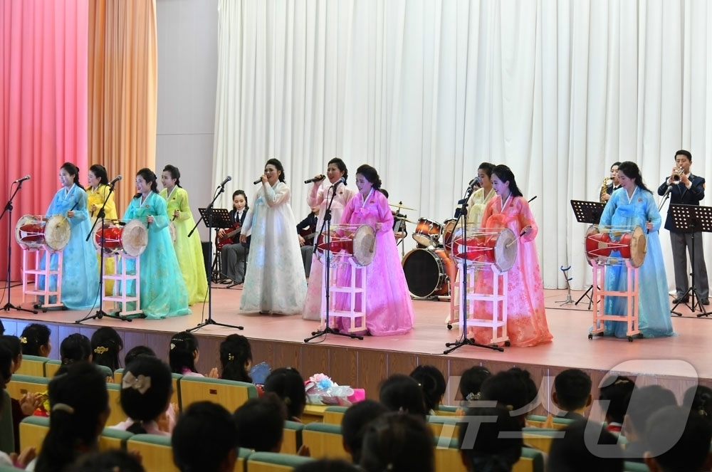 (평양 노동신문=뉴스1) = 북한 노동당 기관지 노동신문은 13일 김정일 생일 탄생 84주년을 맞아 농근맹중앙예술선전대와 농업근로자들의 경축공연 '위대한 장군님의 그 염원 이 땅위 …