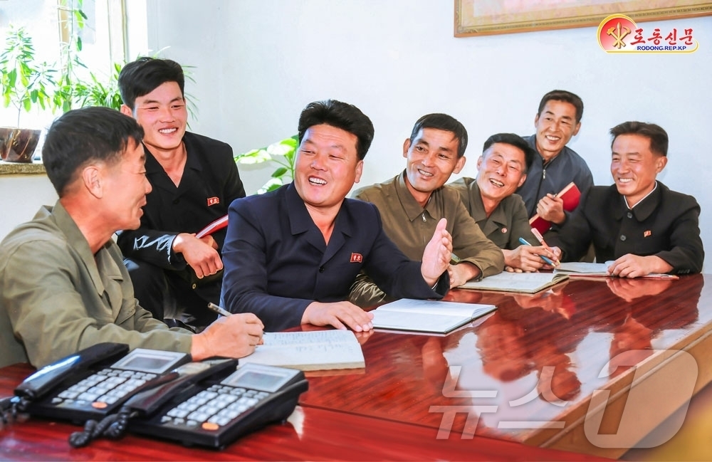 (평양 노동신문=뉴스1) = 북한 노동당 기관지 노동신문은 13일 증산군 발산농장 노동당 초급일꾼(간부)들이 "자질과 품격을 훌륭히 갖추도록 이끌어주고 있다"고 선전했다. [국내에 …