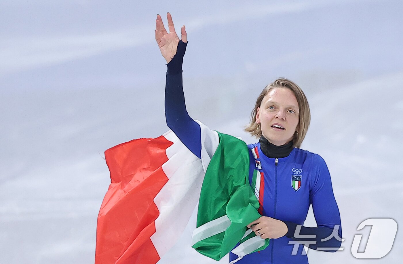 본문 이미지 - 12일(현지시간) 이탈리아 밀라노 아이스 스케이팅 아레나에서 열린 2026 밀라노·코르티나담페초 동계올림픽 쇼트트랙 여자 500m 결승에서 이탈리아 아리아나 폰타나가 은메달을 차지한 후 국기를 두르고 기뻐하고 있다. 2026.2.13 ⓒ 뉴스1 김성진 기자