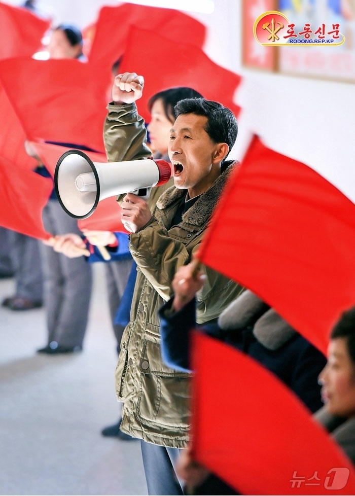 (평양 노동신문=뉴스1) = 북한 노동당 기관지 노동신문은 13일 평화자동화기구공장 일꾼(간부)들과 기동예술선동대원들은 생산자들과 호흡을 같이하며 '화선식선동활동'을 진행하고 있다 …