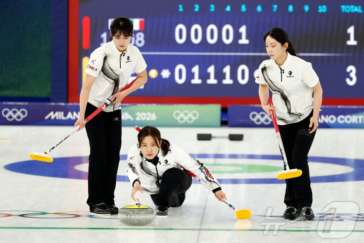 본문 이미지 - 한국 여자 컬링이 이탈리아를 꺾었다. ⓒ AFP=뉴스1
