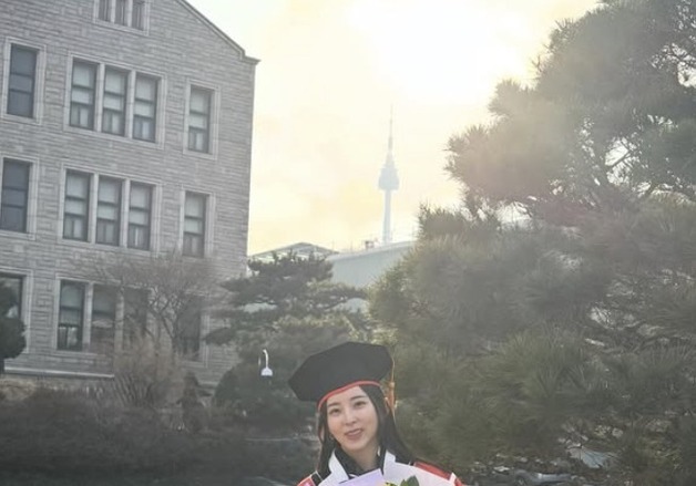 '포미닛 막내 15학번' 권소현, 동국대 입학 11년만에 졸업 "엄마 소원 이뤄"